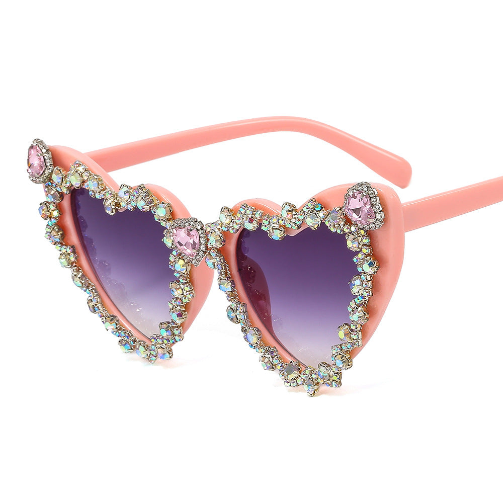 Damen Herzförmige Glamour-Sonnenbrille mit Strassverzierungen Karnz