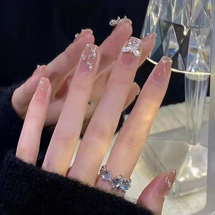 Kunstnägel im eleganten Design mit 3D-Schmetterlingen und Glitzerakzenten Karnz