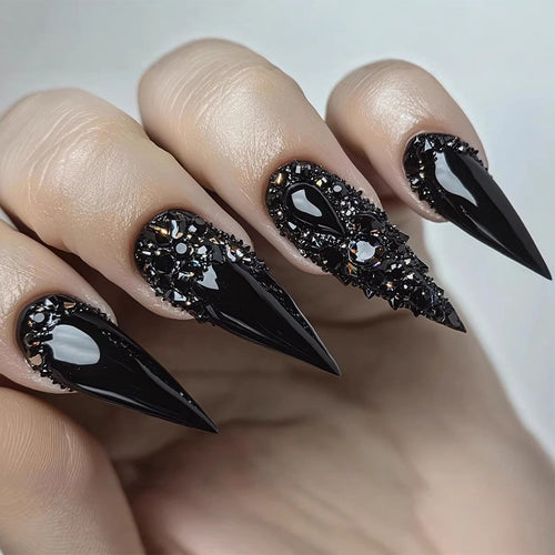 Kunstnägel im eleganten Stiletto-Design mit funkelnden Strass-Applikationen Karnz