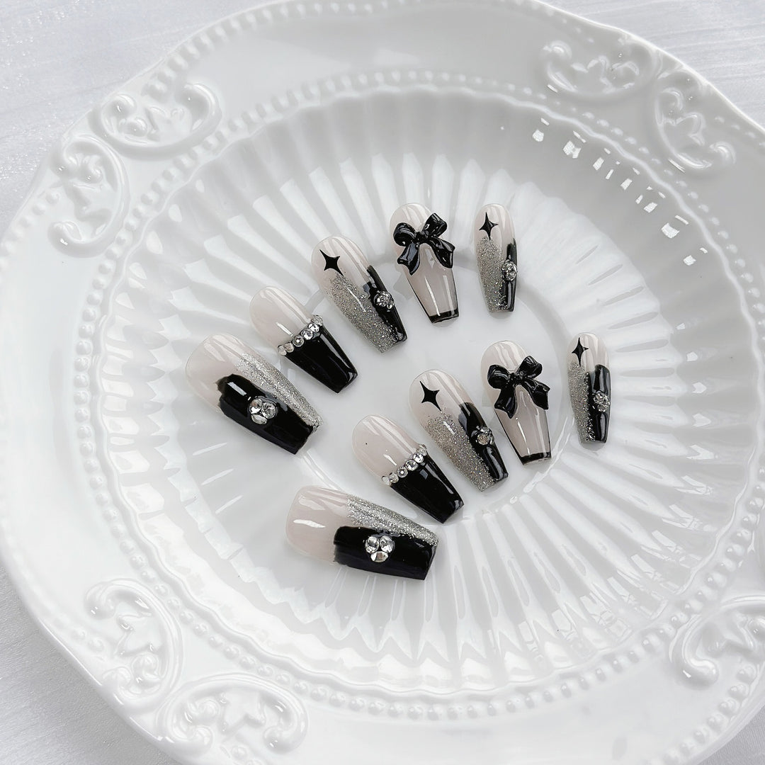 Glamouröse Press-On-Nagelset mit Glitzer und Schleifenakzenten