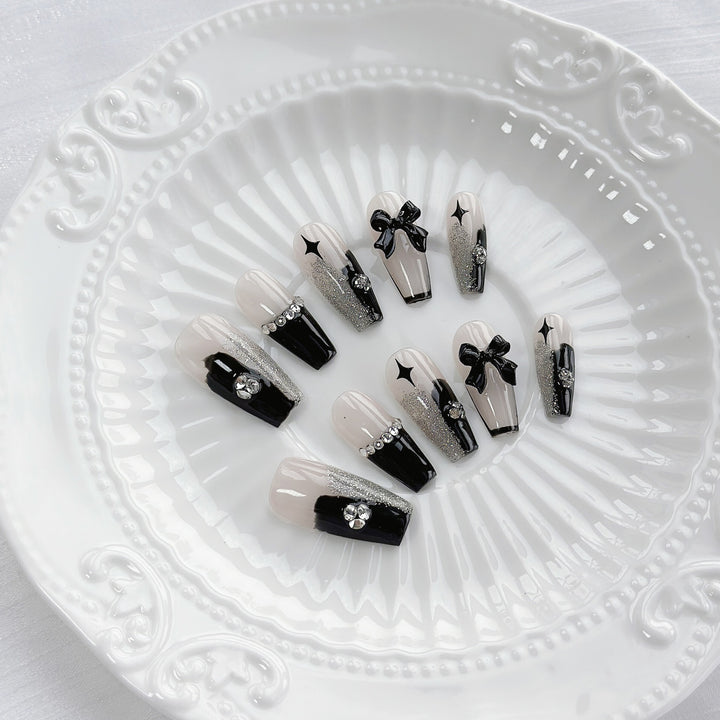 Glamouröse Press-On-Nagelset mit Glitzer und Schleifenakzenten