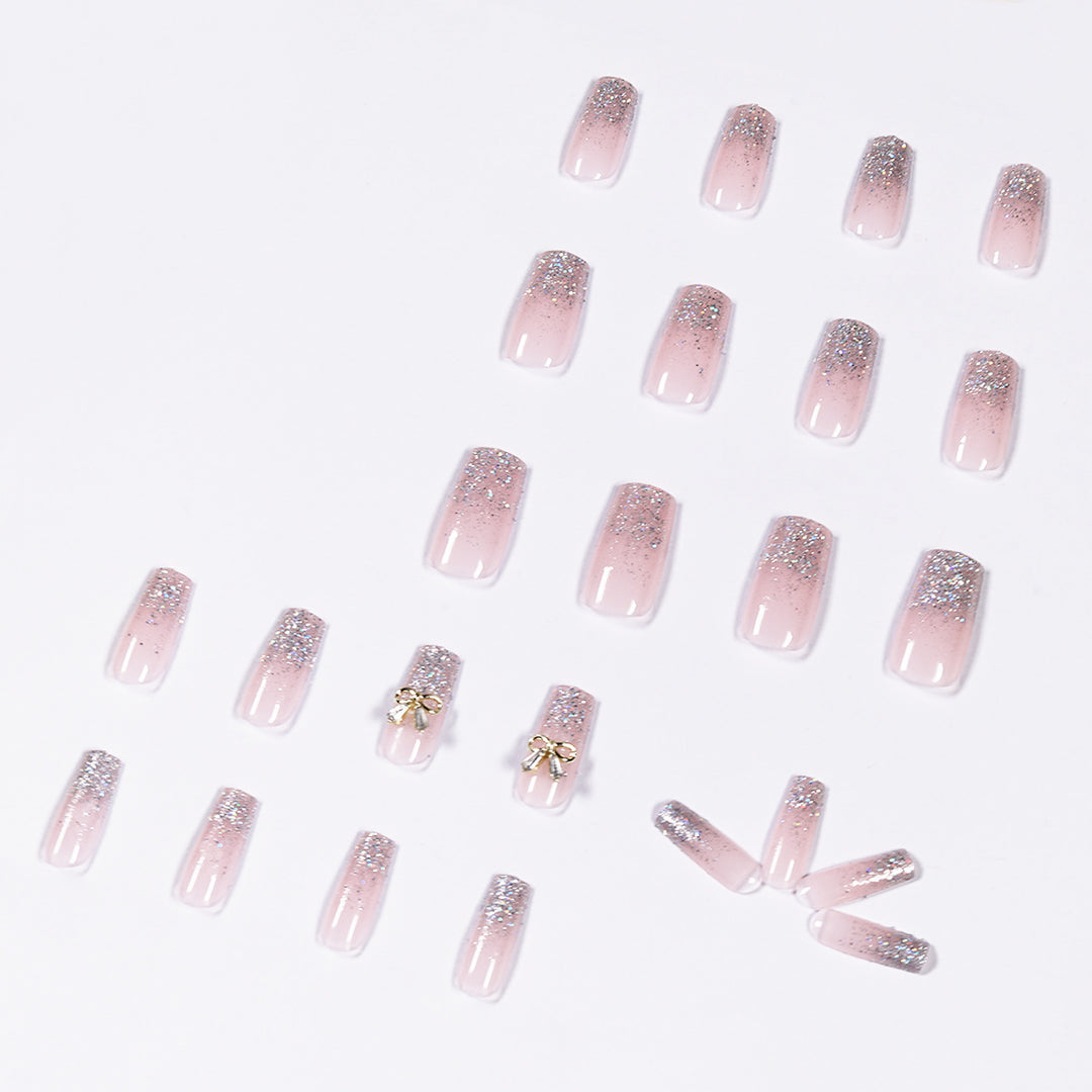 Kunstvolle Nagelverlängerungen mit Glitzer und Verzierung Karnz