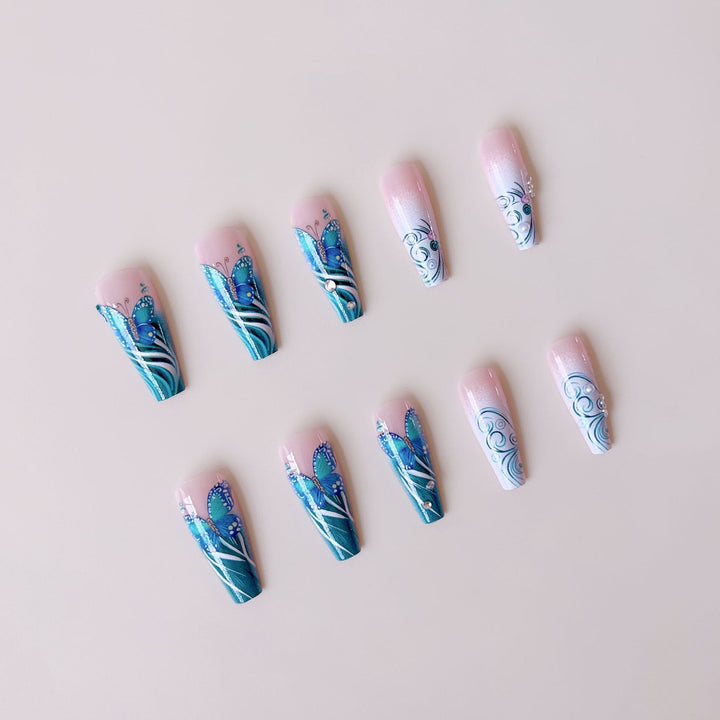 Kunstnagelset mit filigranen Schmetterlingsverzierungen Karnz