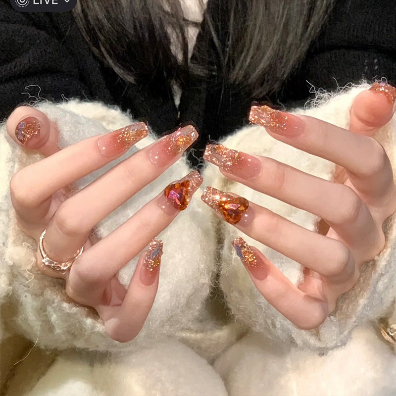 Kunstnagelset mit Glitzer- und Herzakzenten Karnz