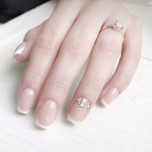 Elegante French Tip Press-On Nagelset mit Rhinstein-Akzenten