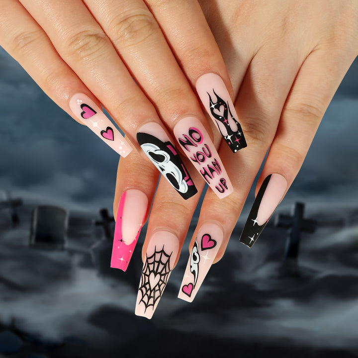 Künstliche Nagelkunst mit Halloween-Motiv und einzigartigen Verzierungen Karnz