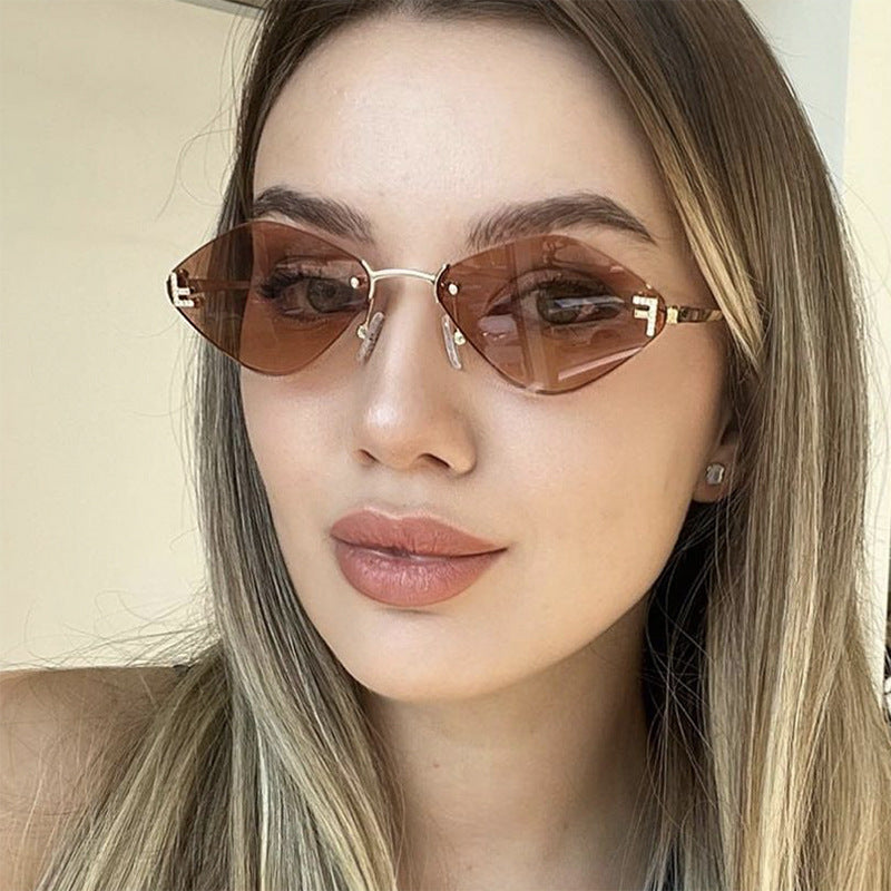 Damen geometrische Sonnenbrille im extravaganten Design mit gradienten Gläsern Karnz