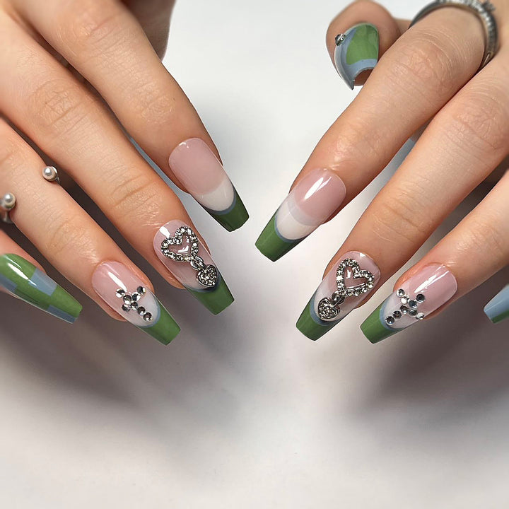 Kunstvolle Nagelverlängerungen mit dekorativem Schmuck-Effekt Karnz