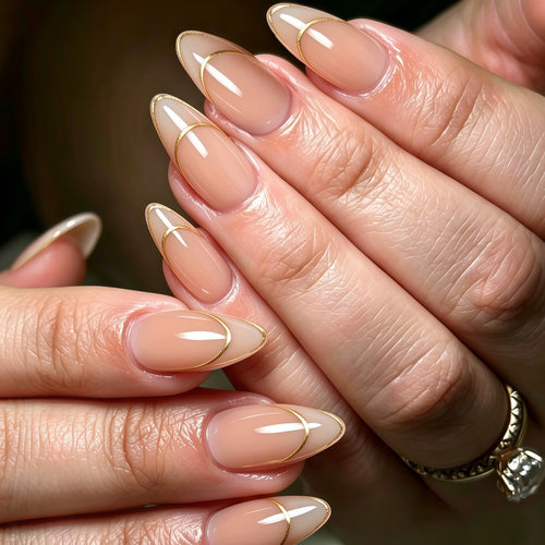 Kunstnägel mit Eleganten Goldlinien Karnz