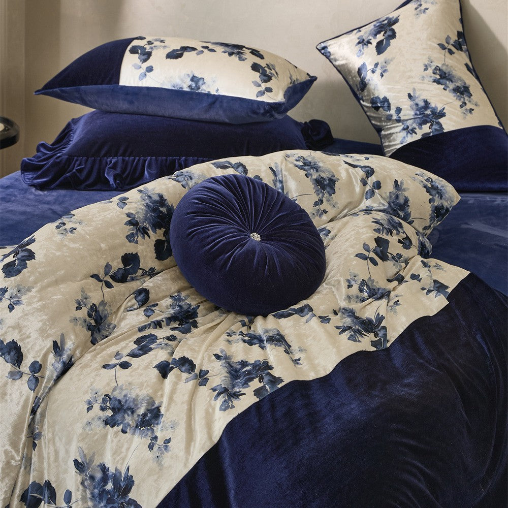 Samt-Finish Wendedecke & Blumenpaneel Bett Ensemble