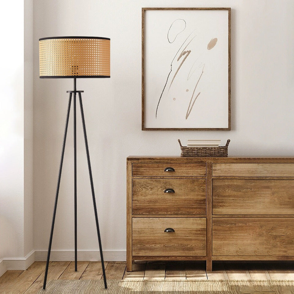 Stativ-Stehlampe mit geflochtenem Schirm