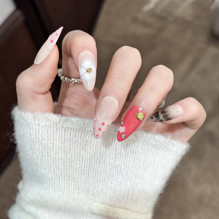 Künstlerisches Press-On Nagelset mit einzigartigen Designs