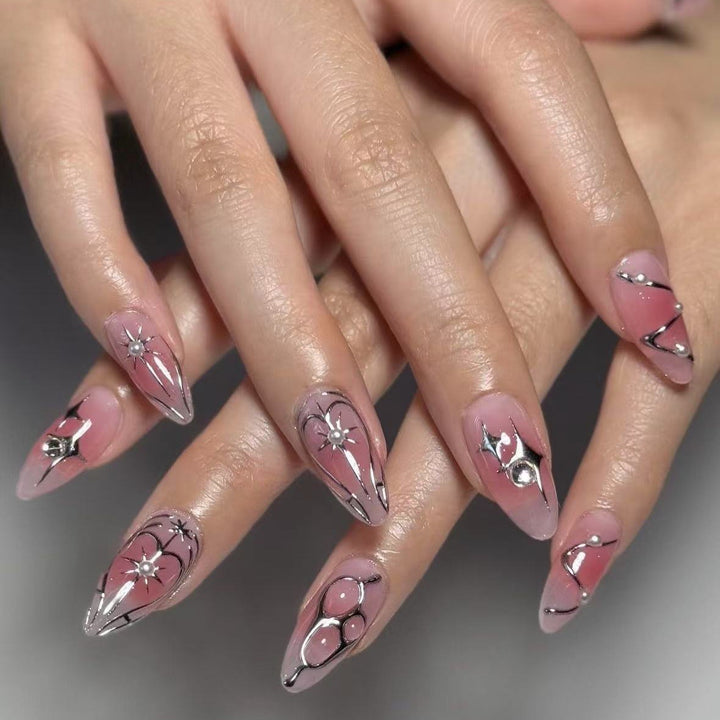 Kunstnagelset mit elegantem 3D-Design und glamourösen Akzenten Karnz