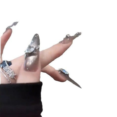 Glamouröse Kunstnägel mit Strassakzenten Karnz