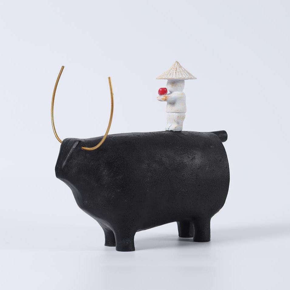 Dekorative Engel Figur auf schwarzer Stier-Skulptur