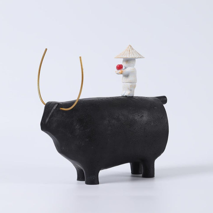 Dekorative Engel Figur auf schwarzer Stier-Skulptur