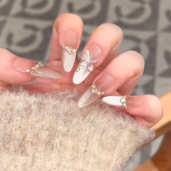 Dekoratives Druck-Nagelset mit floralen Akzenten Karnz