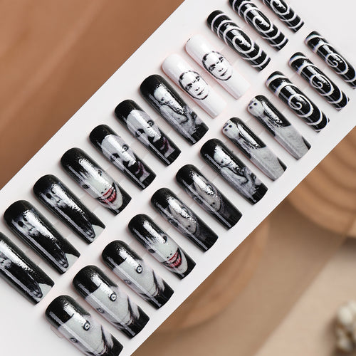 Kreatives Kunstnagelset mit gruseligen Designmotiven Karnz
