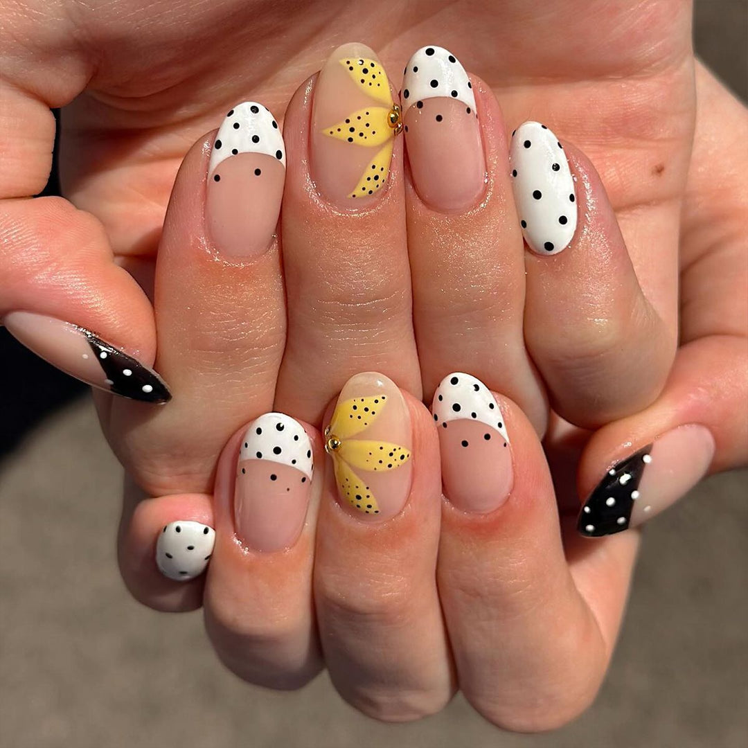 Elegante Blumen-Mandel-Nail Art Karnz