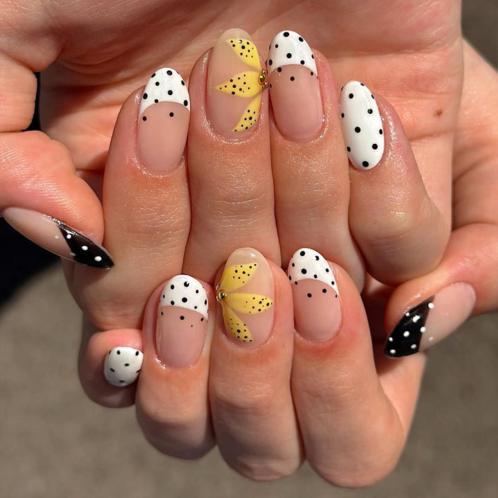 Elegante Blumen-Mandel-Nail Art Karnz