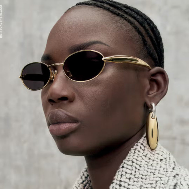 Damen modische Sonnenbrille mit ovalem Rahmen und funkelnden Details Karnz