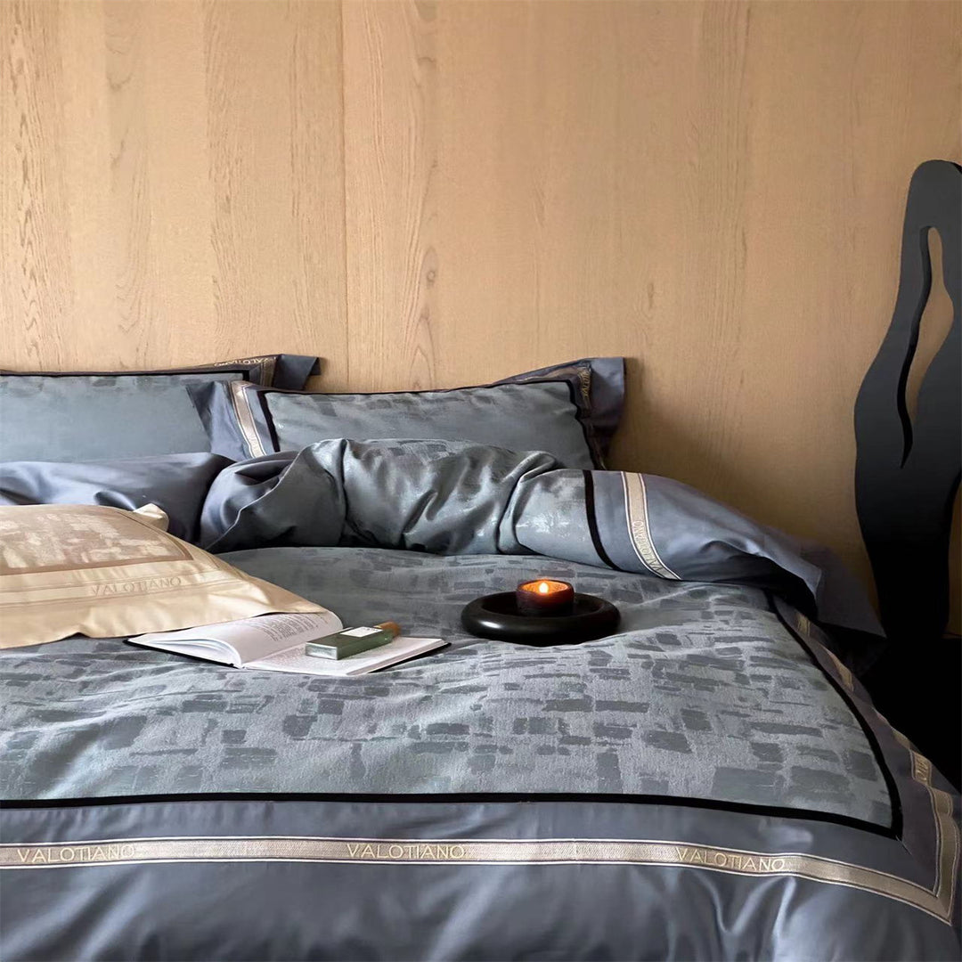 Premium-Bettgarnitur aus schwerem Baumwollsatin mit eingewebtem Mosaikrelief und doppelt abgestepptem Saum