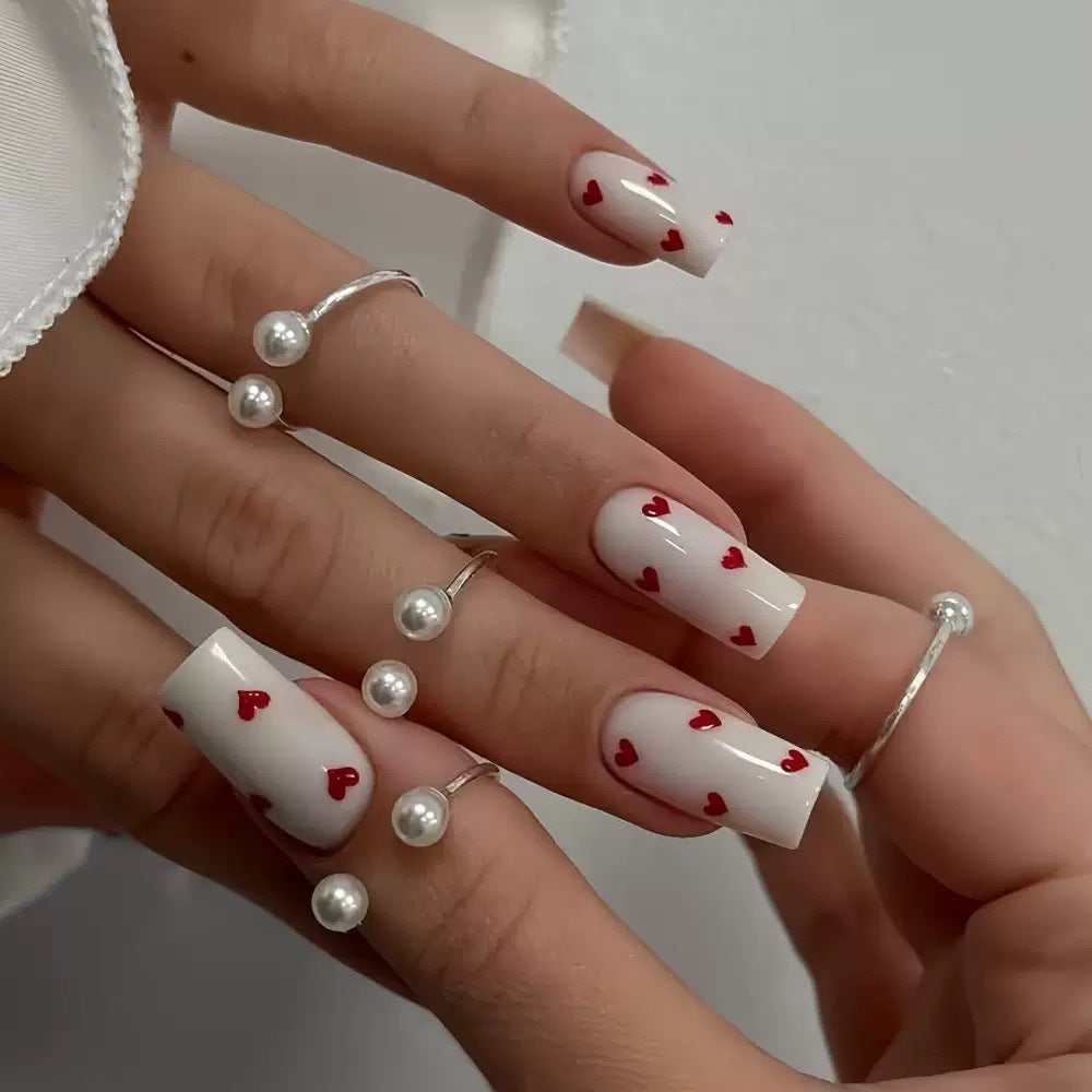 Kunstnagelset mit romantischen Herzmotiv und glänzendem Finish Karnz