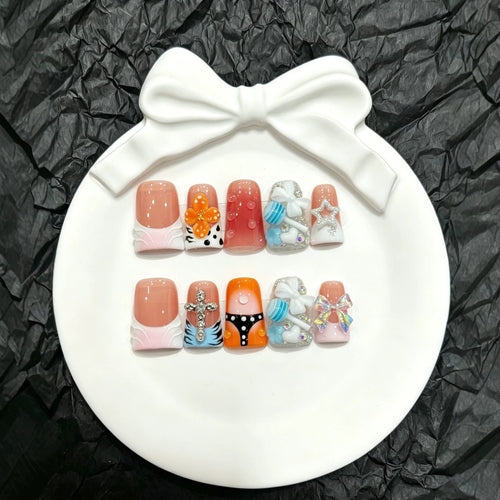 Press-On Nagelkunst-Set mit reizvollen dekorativen Akzenten und einzigartigen Designs