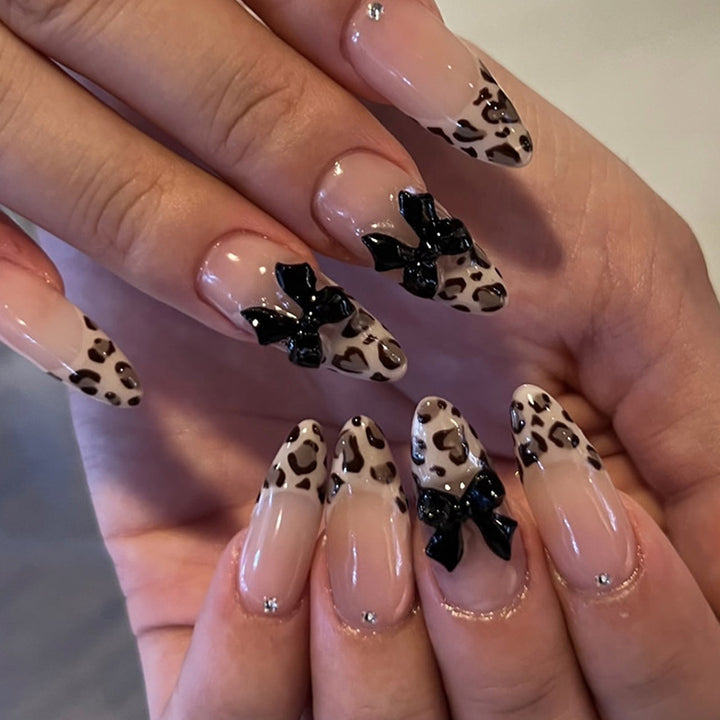 Künstliche Nagelspitzen mit Elegantem Leopardenmuster und Schleifendekor Karnz