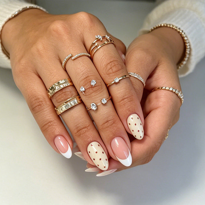 Künstliche Fingernägel mit eleganten Punkten und glamourösen Akzenten Karnz