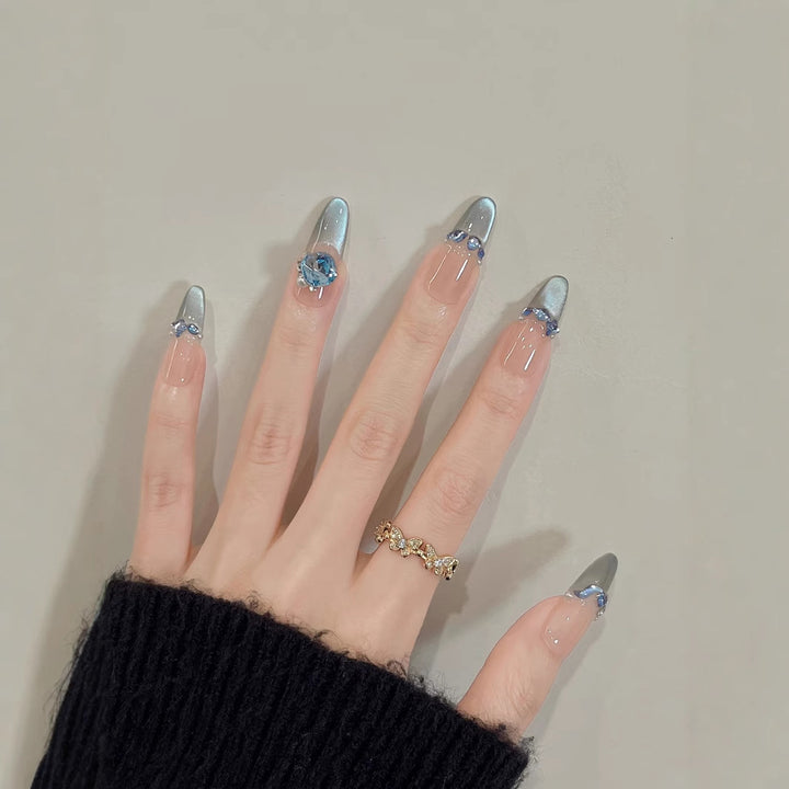 Dekoratives Press-On Nagelkunst-Set mit Azura Kristallakzenten