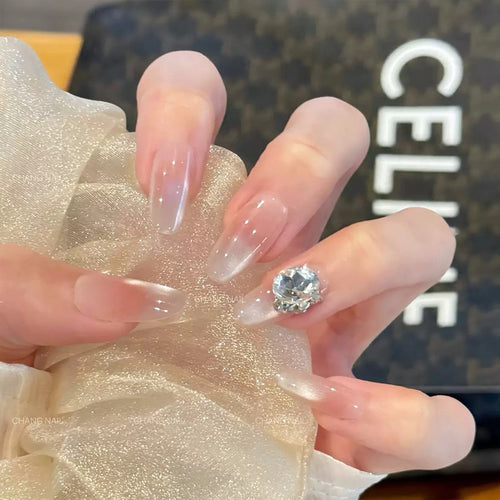 Elegante Kunstnagelspitzen mit Glitzerakzent Karnz