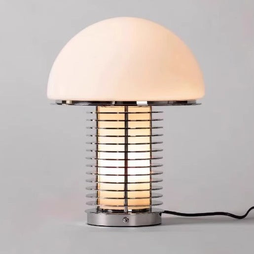 Stilvolle moderne Tischlampe mit dekorativem Metallsockel
