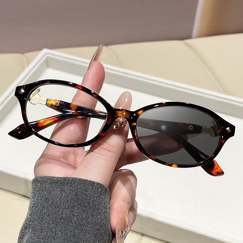 Damen modische optische Brille im eleganten Ova-Design mit goldenen Akzenten Karnz