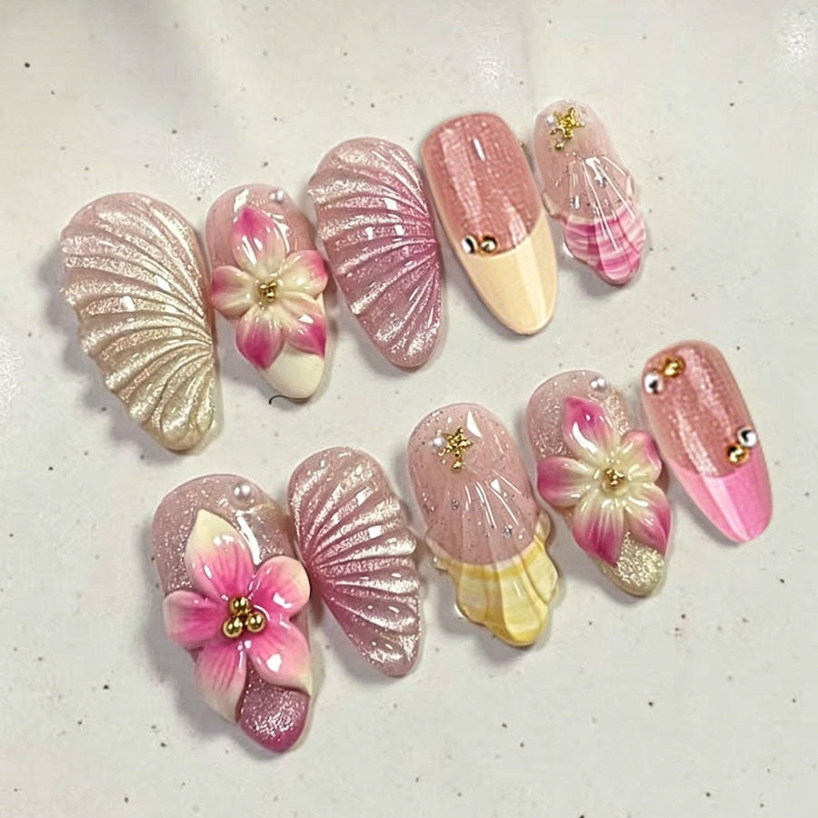 Kunstnagelset mit kunstvollen Blumen- und Muschelmuster Karnz