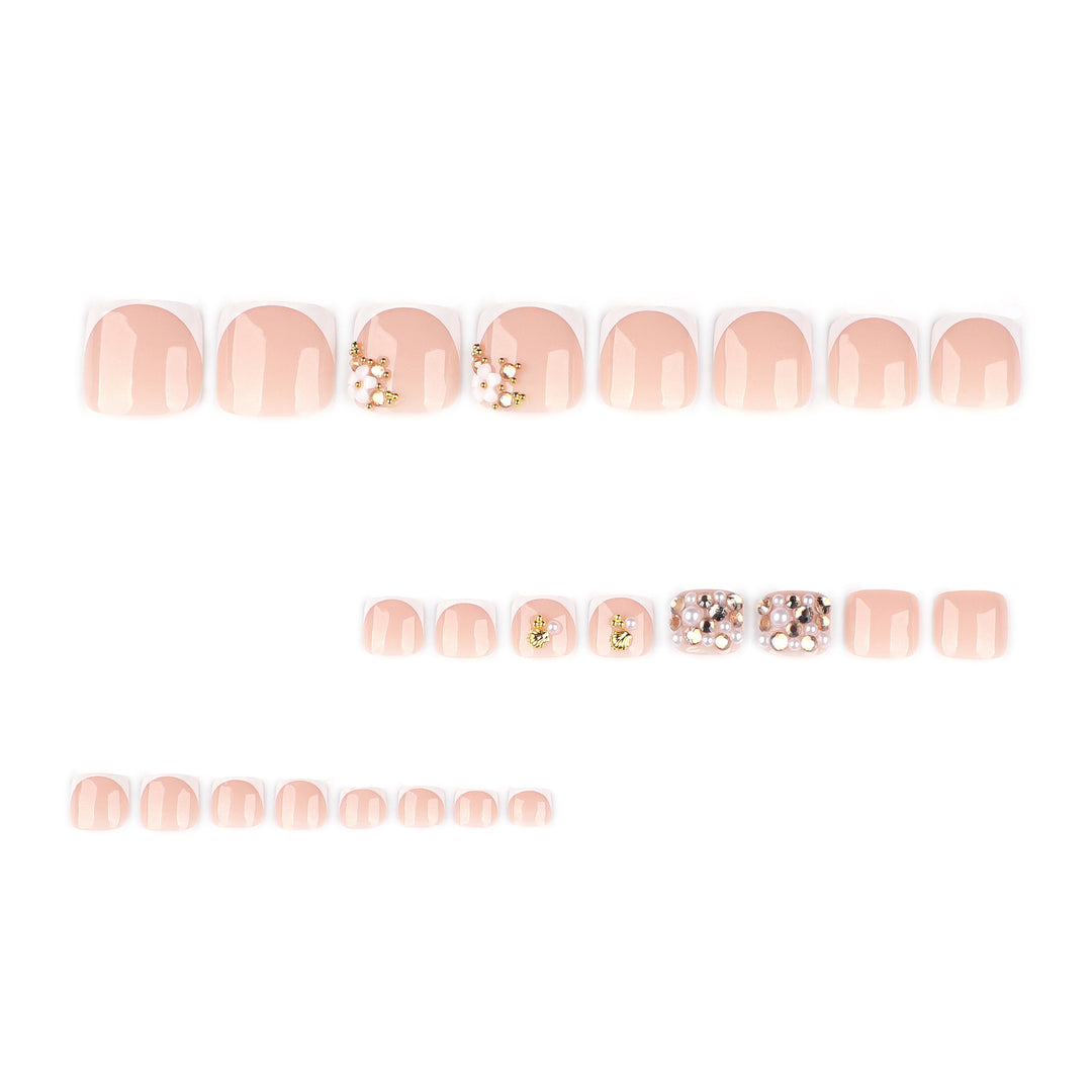 Glamouröse Fußnagelkunst mit luxuriösen Strass- und Blütenmotiven Karnz
