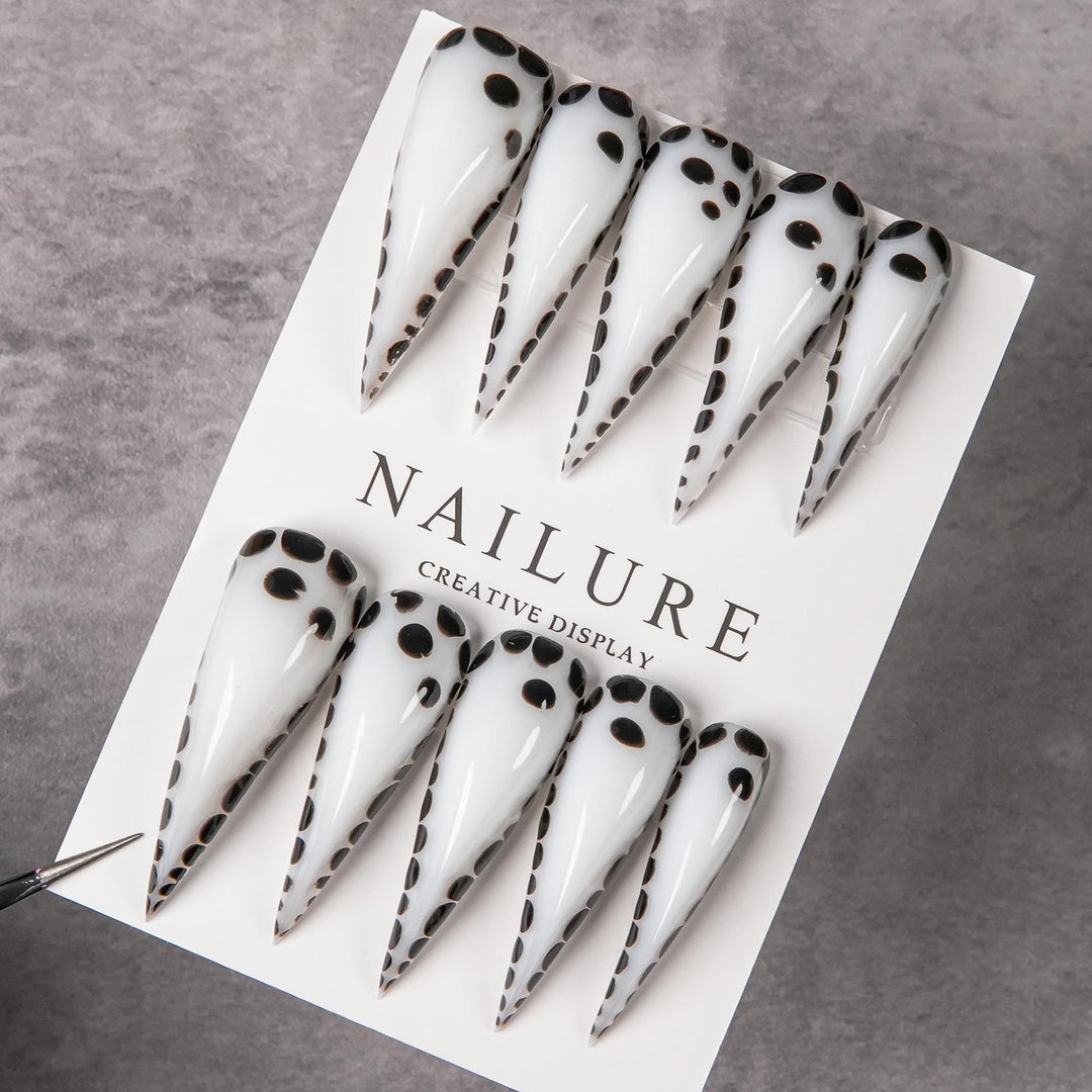 Elegante Stiletto Press-On Nägel mit gepunktetem Design