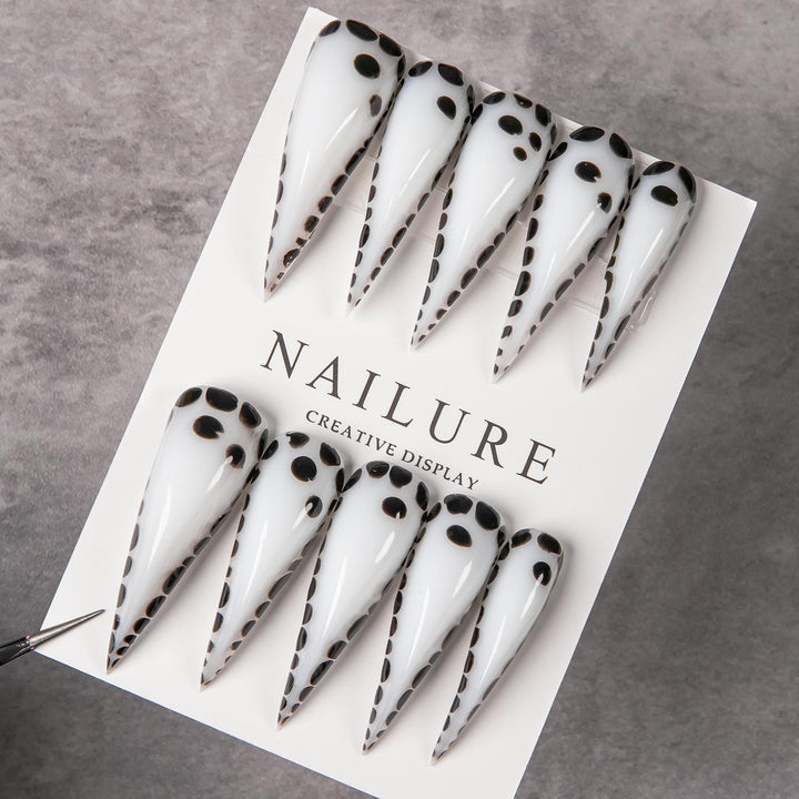 Elegante Stiletto Press-On Nägel mit gepunktetem Design