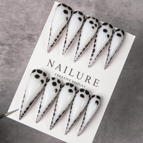 Elegante Stiletto Press-On Nägel mit gepunktetem Design