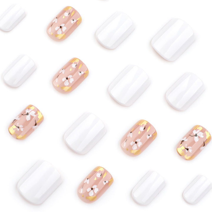 Künstliche Nagelkunst mit zarten Blüten und Glitzerakzenten Karnz