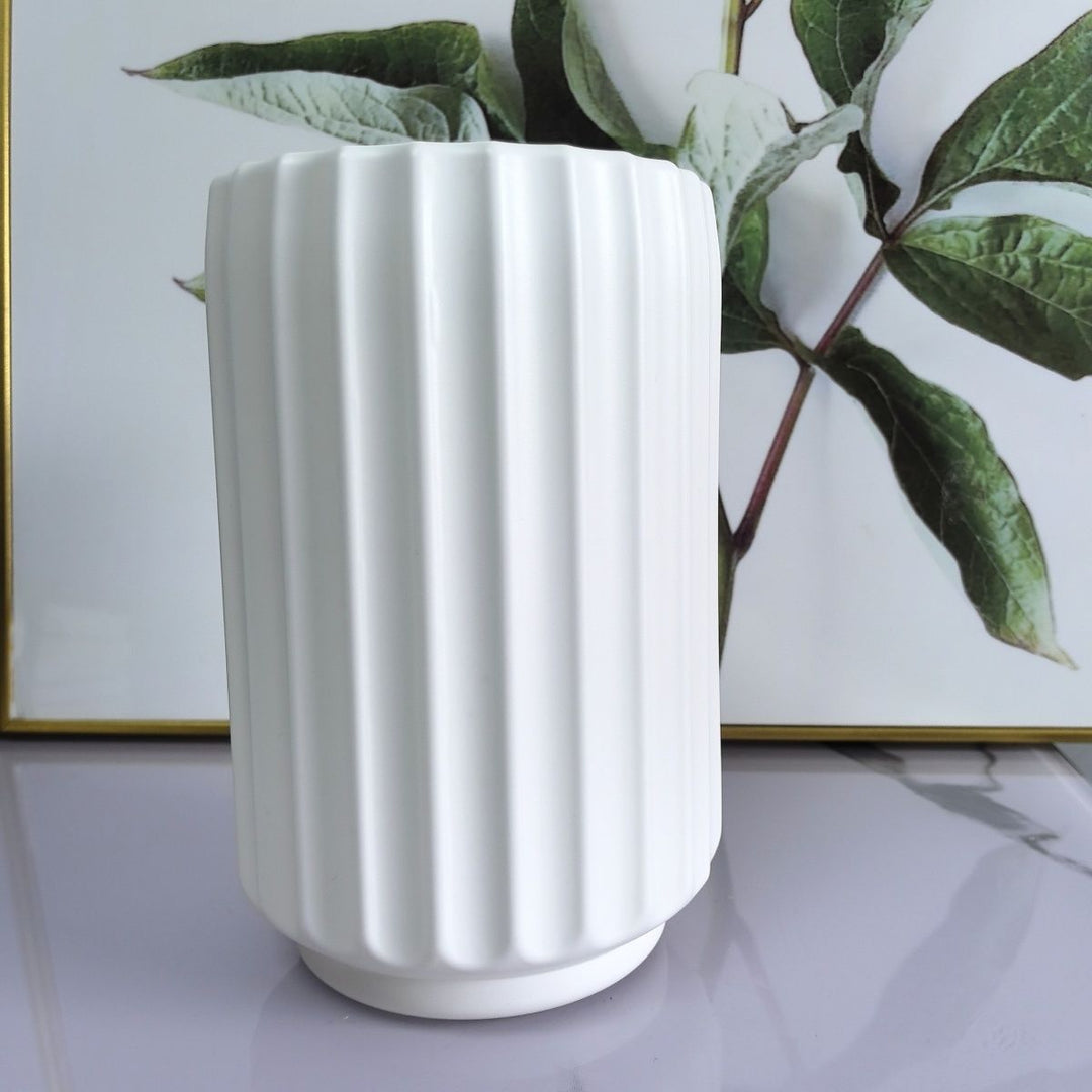 Dekorative vertikale gerippte Vase Karnz