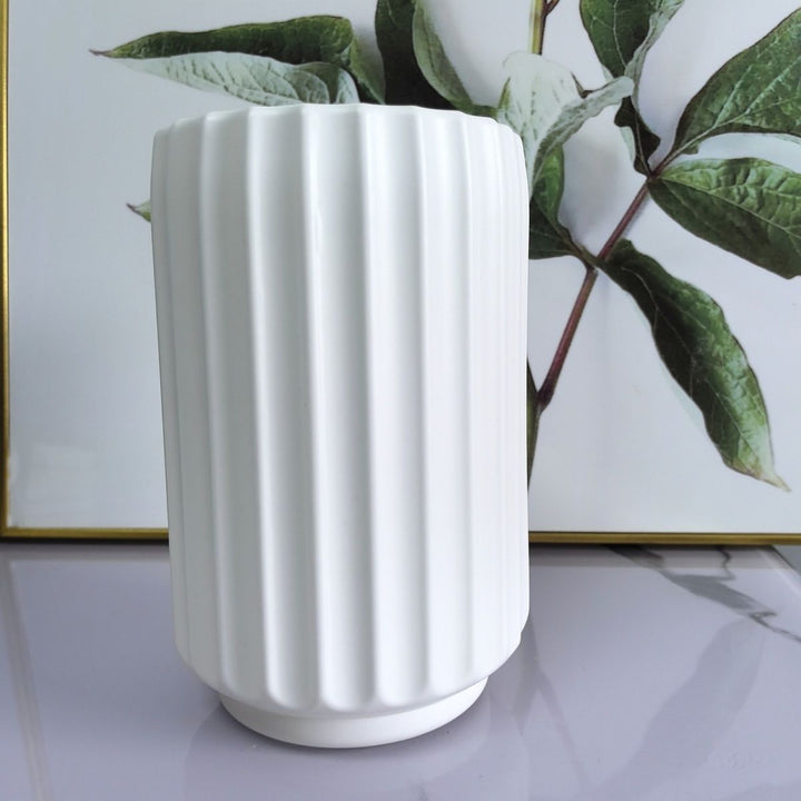Dekorative vertikale gerippte Vase Karnz