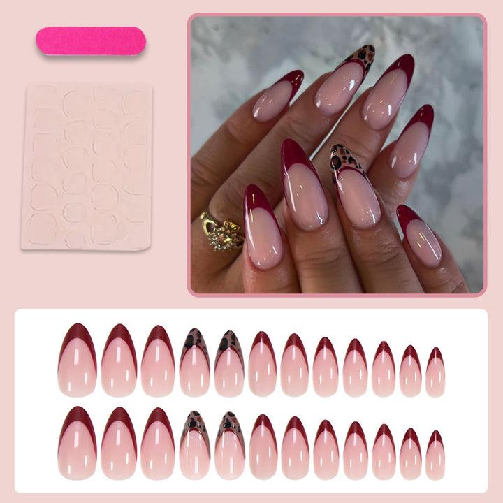 Kunstnagelset mit elegantem French-Tip und modernen Mustern Karnz