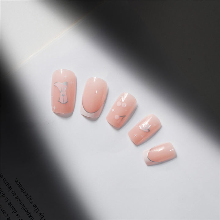 Künstlerische Press-On Nagelkunst mit einzigartigen Illustrationen Karnz