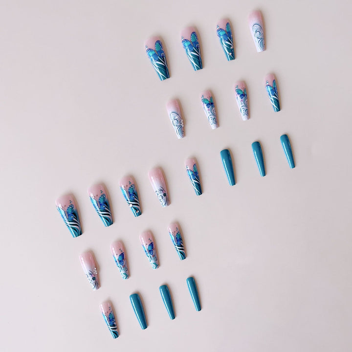 Kunstnagelset mit filigranen Schmetterlingsverzierungen Karnz