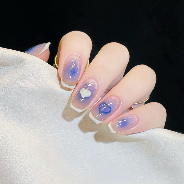 Kunstfingernägel mit Stilvollem Herz- und Ombre-Design Karnz