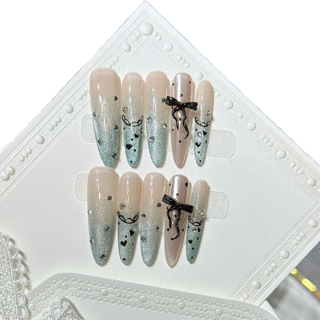 Elegantes Stiletto Press-On Nagelset mit Strass- und Schleifenakzenten Karnz
