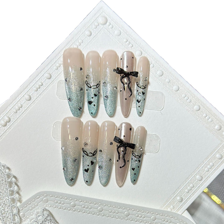 Elegantes Stiletto Press-On Nagelset mit Strass- und Schleifenakzenten Karnz