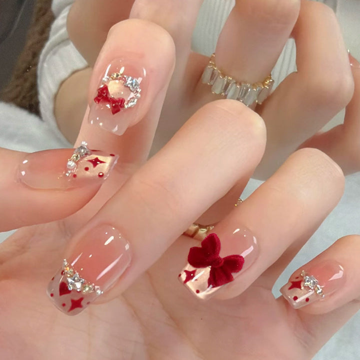 Glamouröse Kunstnagelspitzen mit 3D-Blüten- und Kristallverzierungen Karnz