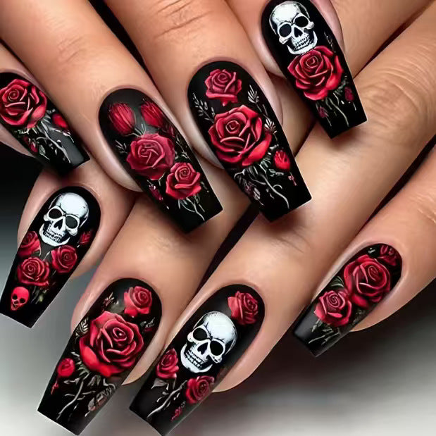 Künstlerisches Skull und Rose Nagelkunst Design Karnz